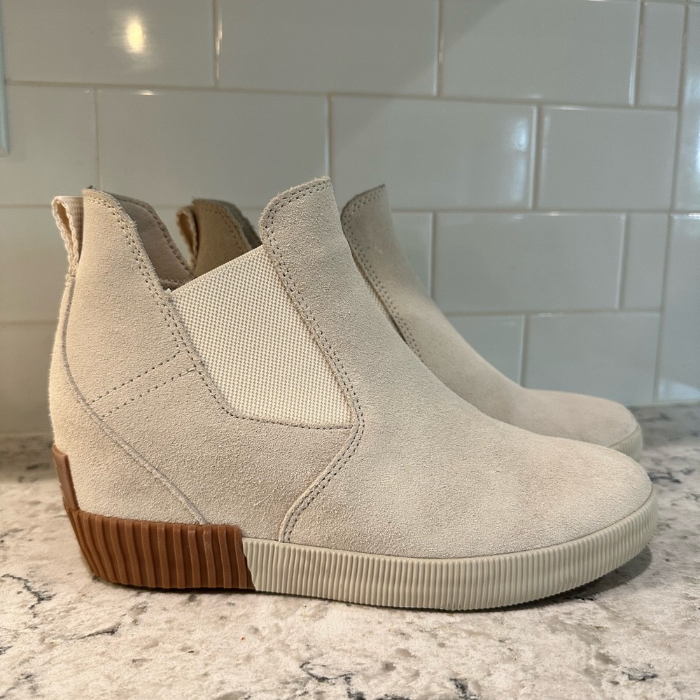 Sorel wedged bootie sneakers